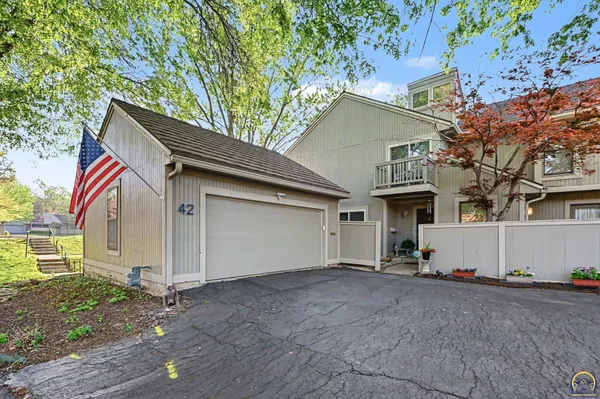 $259,900 | 42 Southwest Pepper Tree Lane, Topeka, KS 66611