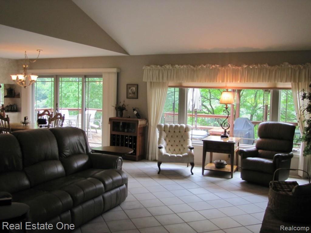 2440 Ford Road White Lake, MI 48383 - Photo 5 of 24 Great room 2.jpg