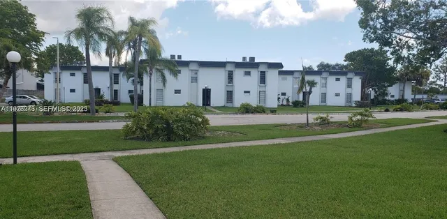 $245,000 | 7250 Southwest 94th Place, Unit B6, Miami, FL 33173