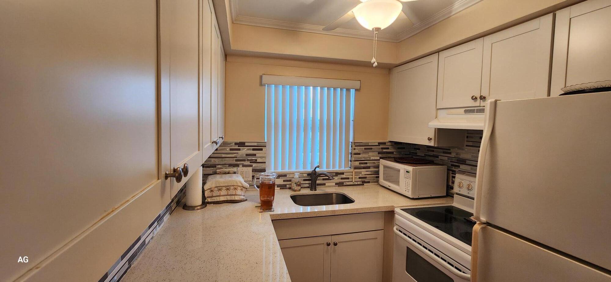 15 Southeast 13th Street, Unit D3 Boca Raton, FL 33432 - Photo 4 of 36 Kitchen