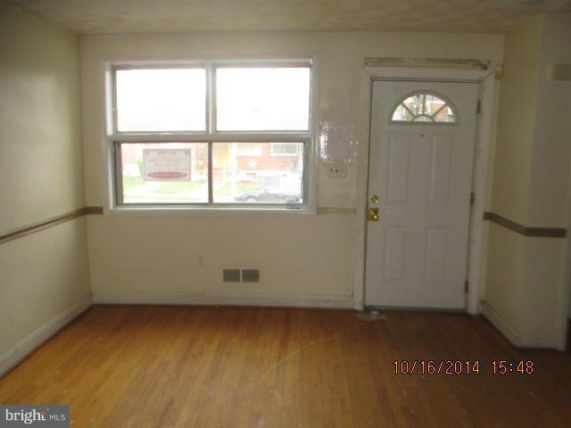 4922 Greencrest Road Baltimore, MD 21206 - Photo 4 of 13 Living Room