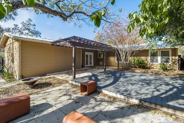 a view of a house with backyard
