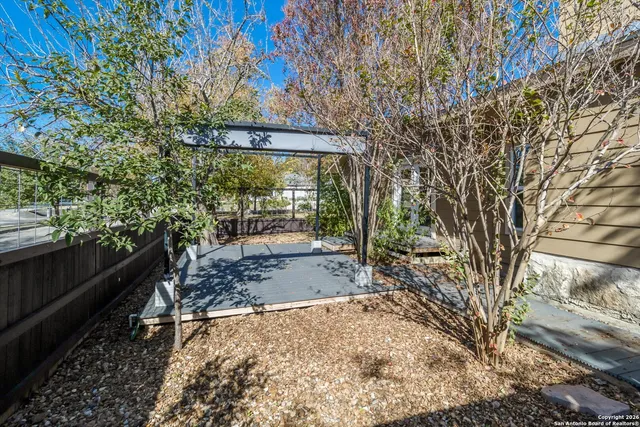 a view of a backyard