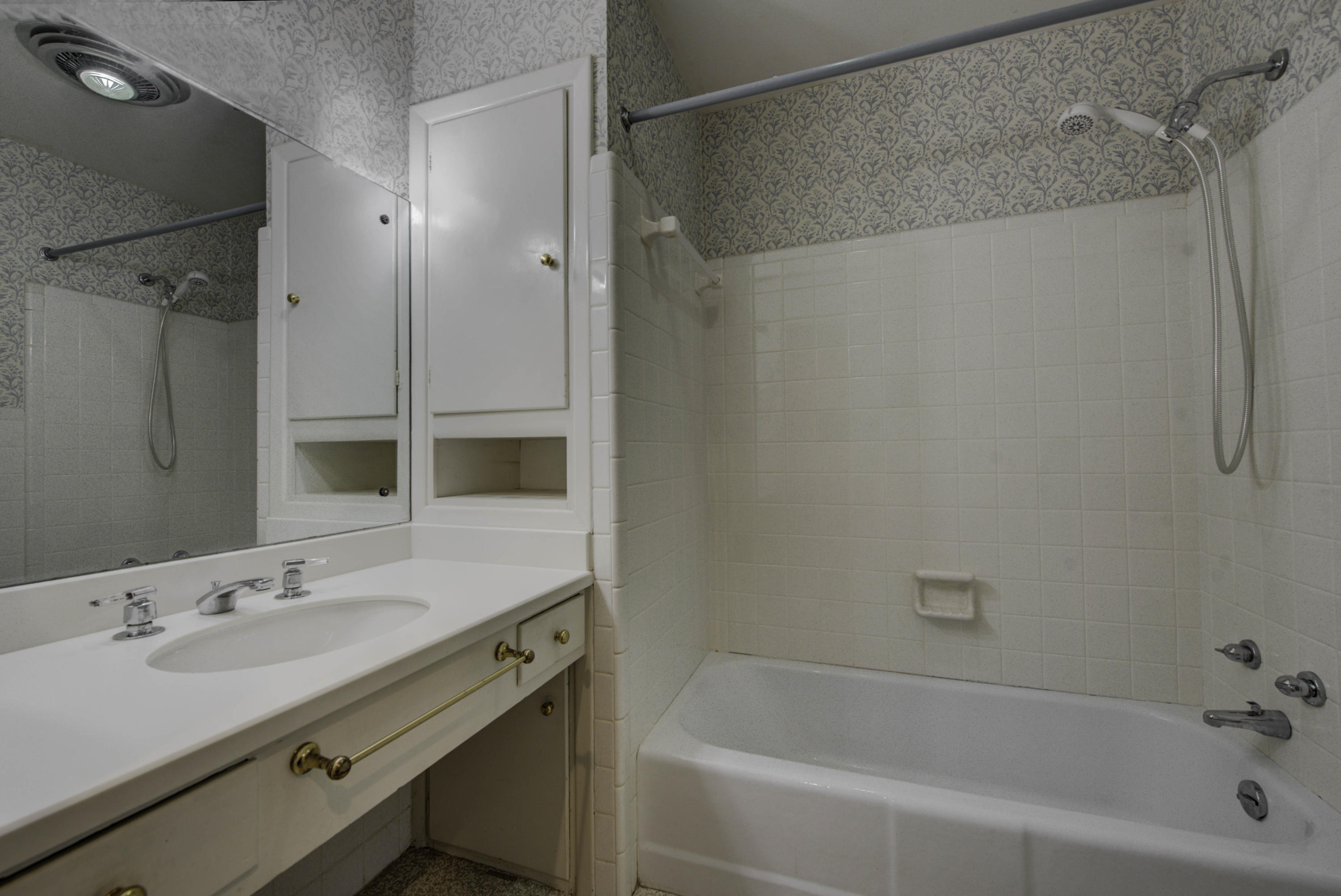 102 Davidson Lane Oak Ridge, TN 37830 - Photo 15 of 36 Hall bath