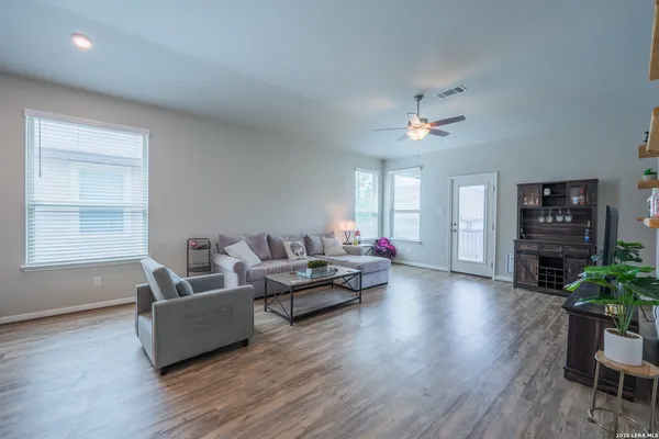 $1,900 | 4915 Ranahan Pass, St. Hedwig, TX 78152