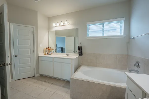 $1,900 | 4915 Ranahan Pass, St. Hedwig, TX 78152