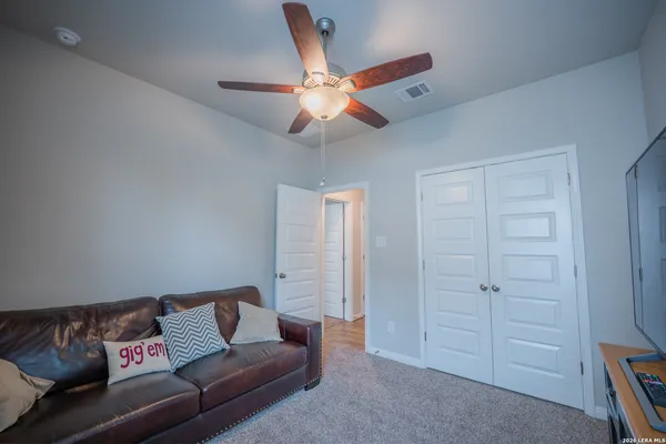 $1,900 | 4915 Ranahan Pass, St. Hedwig, TX 78152