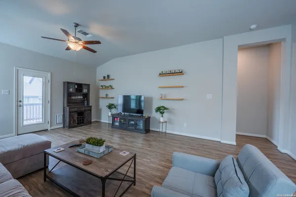$1,900 | 4915 Ranahan Pass, St. Hedwig, TX 78152