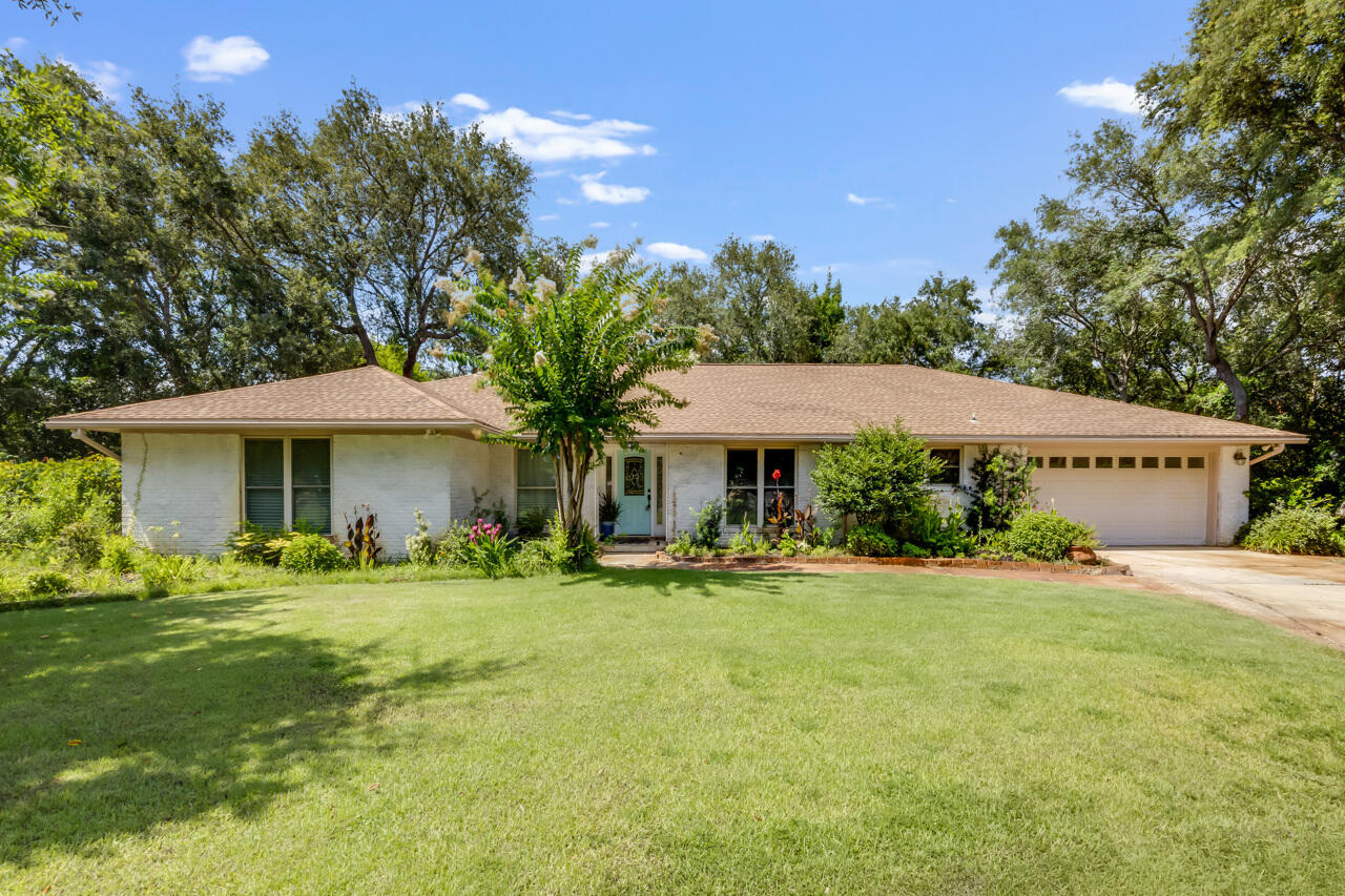 5 Cahaba Court Destin, FL 32541 - Photo 2 of 44 a backyard of a house with table and chairs