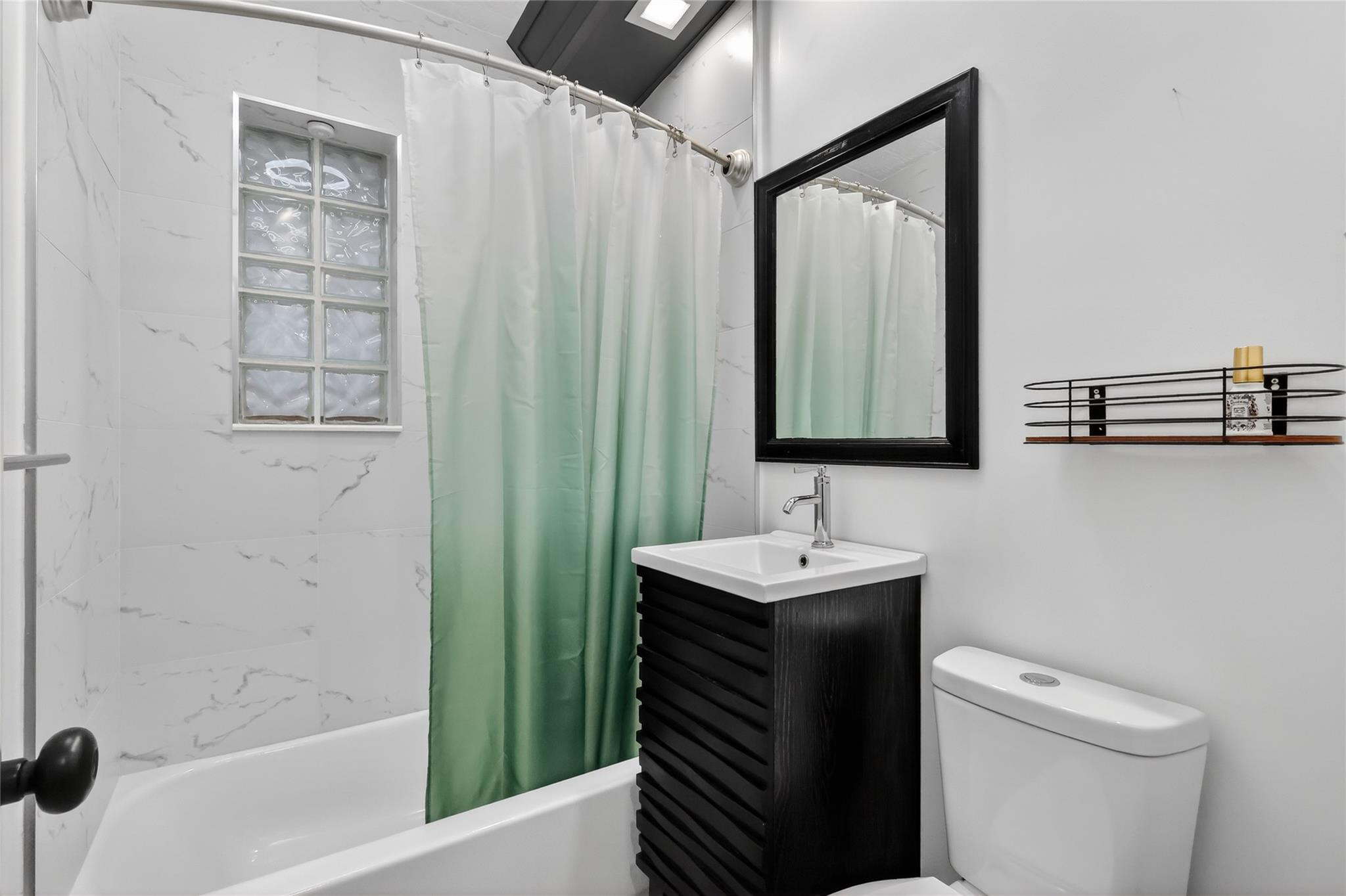 1420 Northeast 44th Street Pompano Beach, FL 33064 - Photo 20 of 45 Guest bath