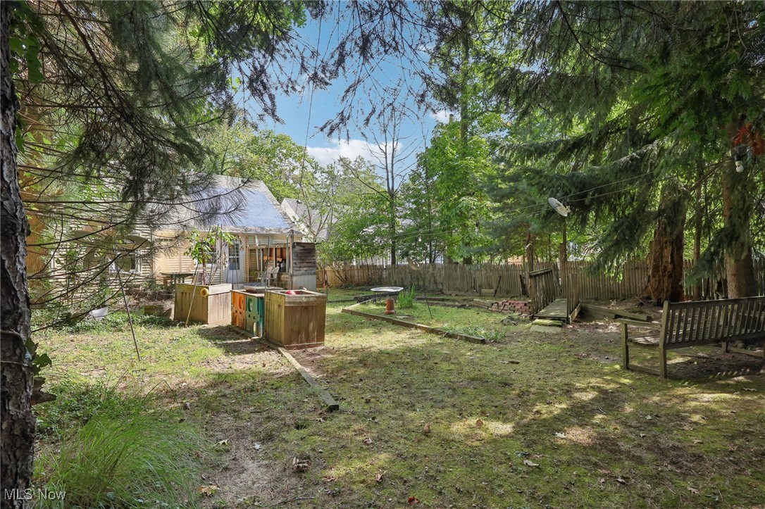 1042 Renfield Road Cleveland Heights, OH 44121 - Photo 41 of 49 View of yard