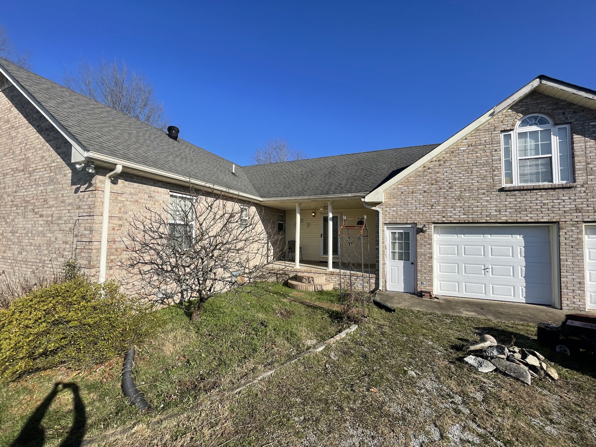 140 Dixon Road Lafayette, TN 37083 - Photo 4 of 30 a front view of a house with garden