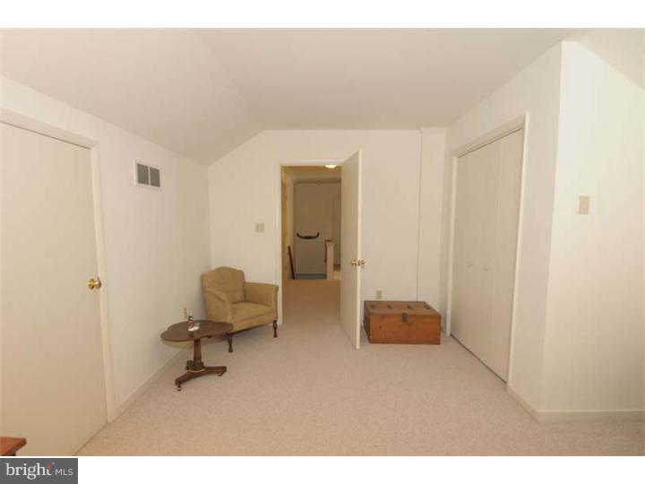 924 Oak Ridge Road Bryn Mawr, PA 19010 - Photo 18 of 21 Hallway