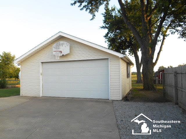 4453 East Dunbar Road Monroe, MI 48161 - Photo 9 of 15 20427937-8.JPG