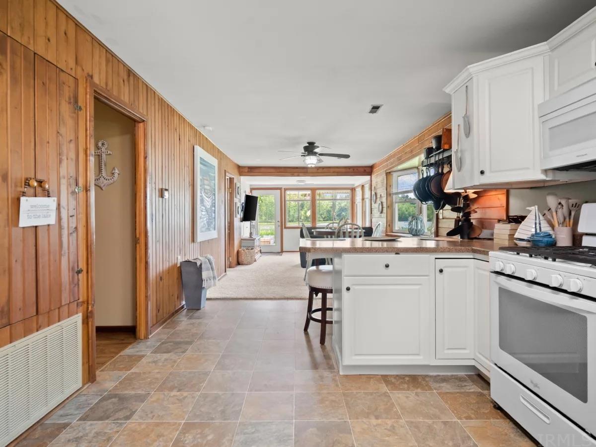 259 Ems R4 Lane Pierceton, IN 46562 - Photo 7 of 32