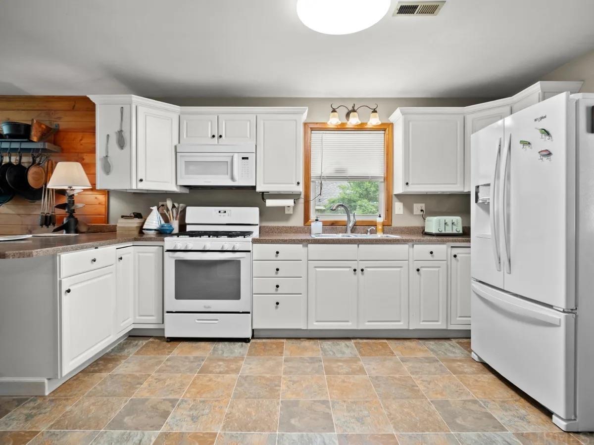 259 Ems R4 Lane Pierceton, IN 46562 - Photo 8 of 32