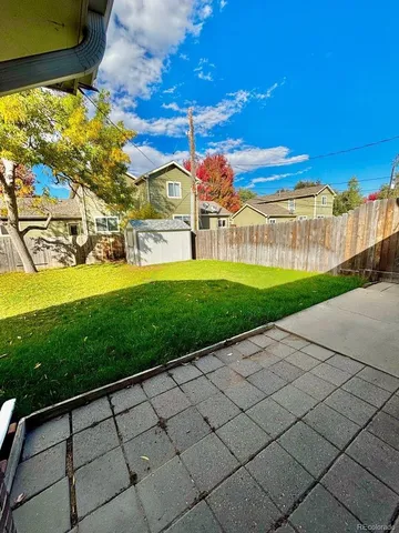 a view of backyard of the house