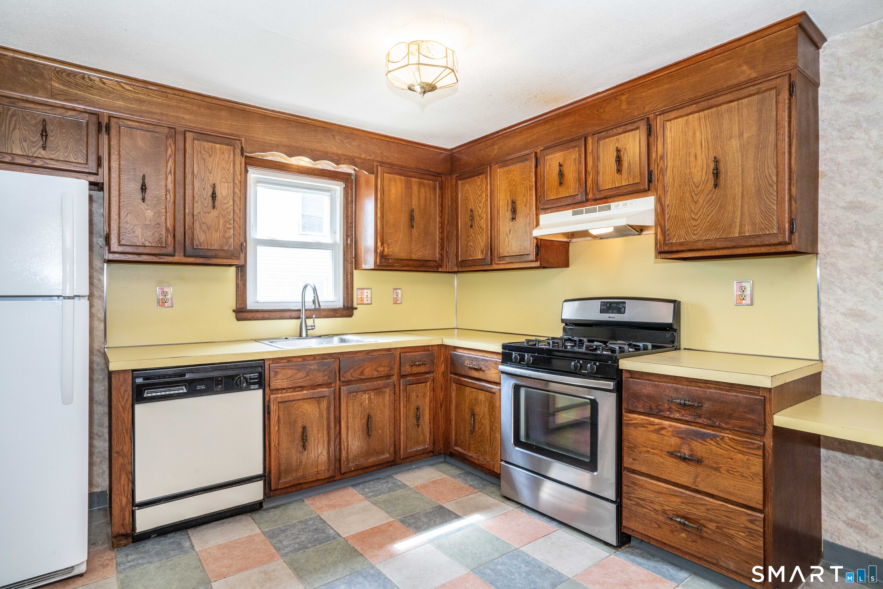 37 Rutherford Street New Britain, CT 06051 - Photo 7 of 24