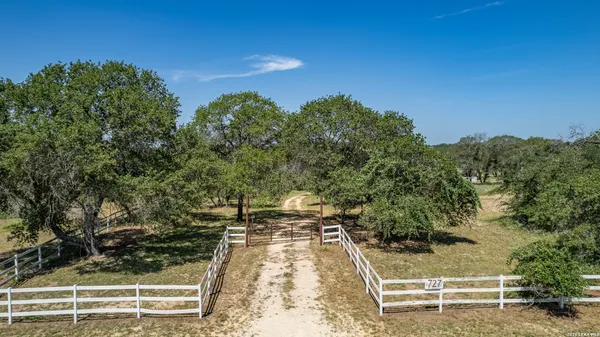 $199,000 | 727 Eagle Creek Drive, Floresville, TX 78114