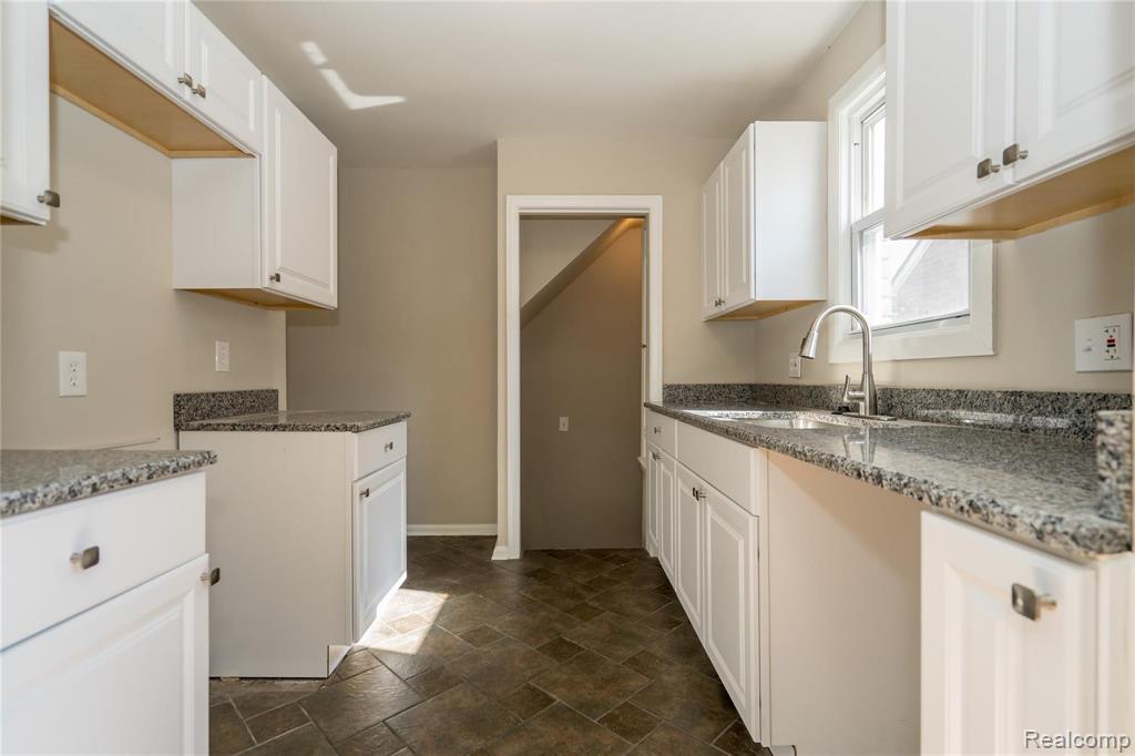 24844 Landau Center Line, MI 48015 - Photo 4 of 58