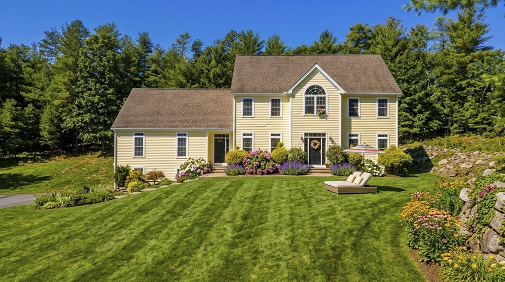 a view of a house with backyard porch and garden