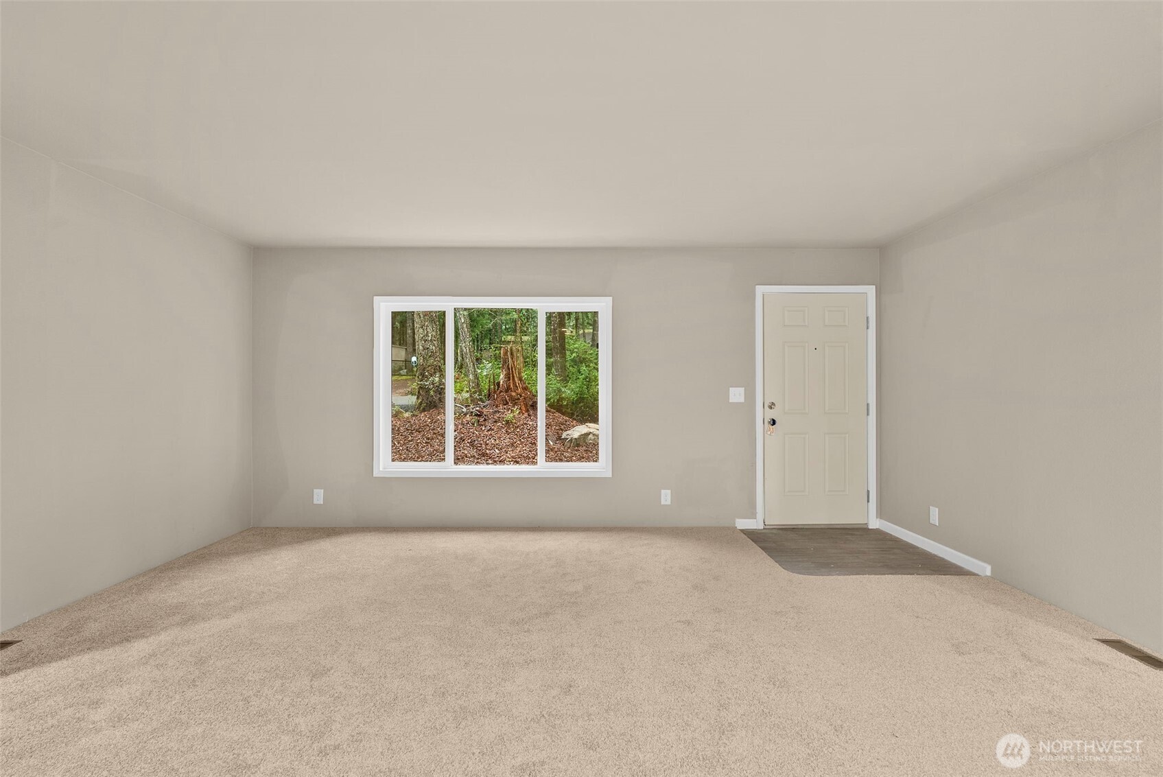 141 East Dalkeith Road Shelton, WA 98584 - Photo 5 of 38 an empty room with a window