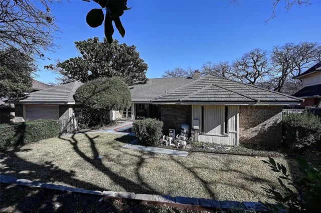 a view of a house with backyard and sitting area