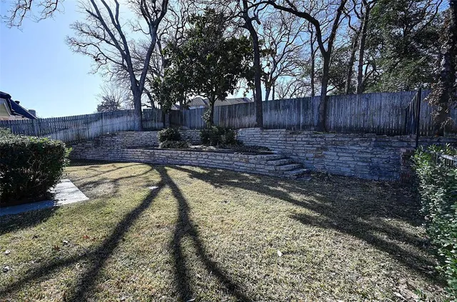 a view of a backyard