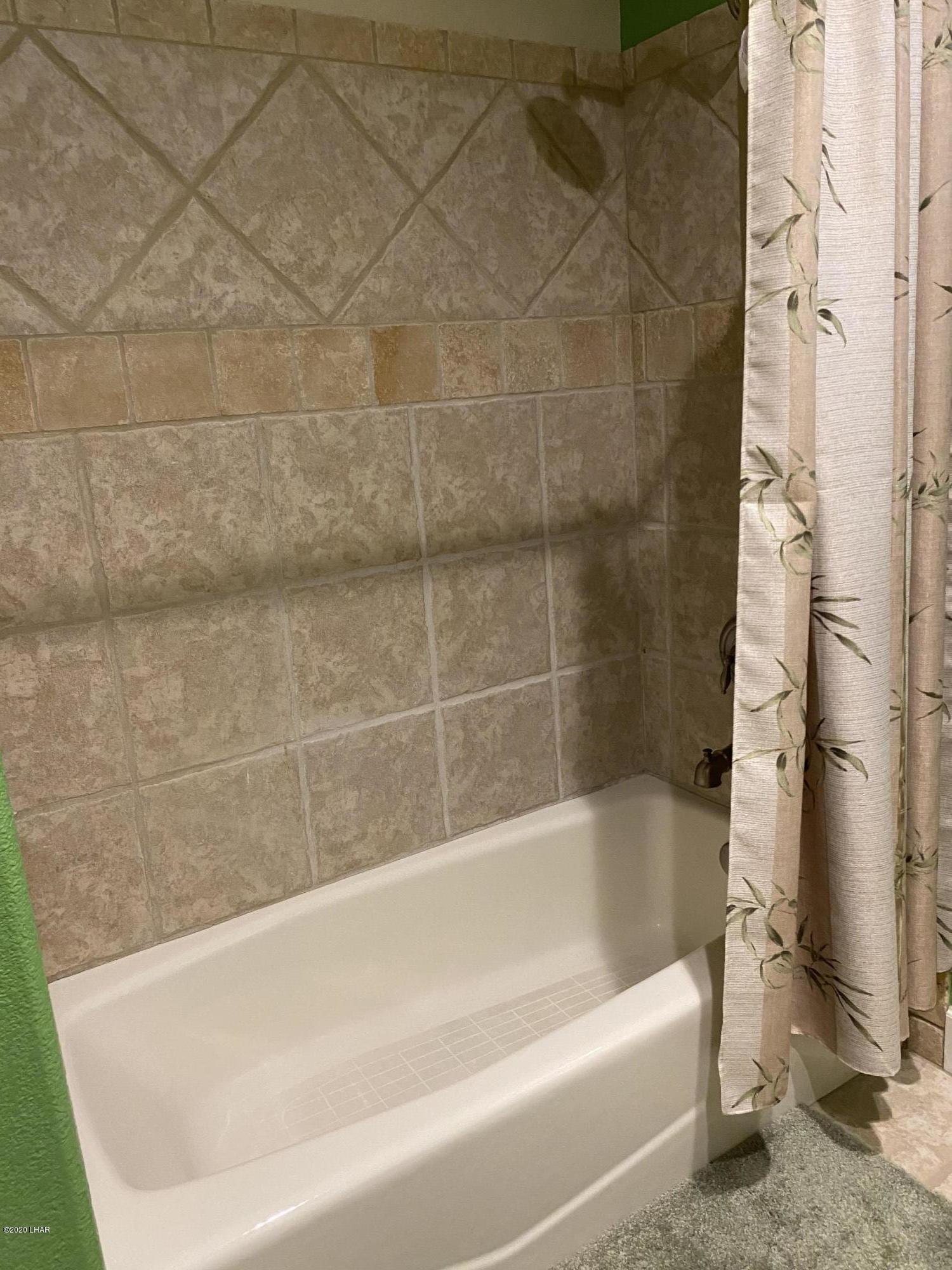 3806 Northgate Road Lake Havasu City, AZ 86404 - Photo 33 of 50 Tiled Surround In Guest Bath!