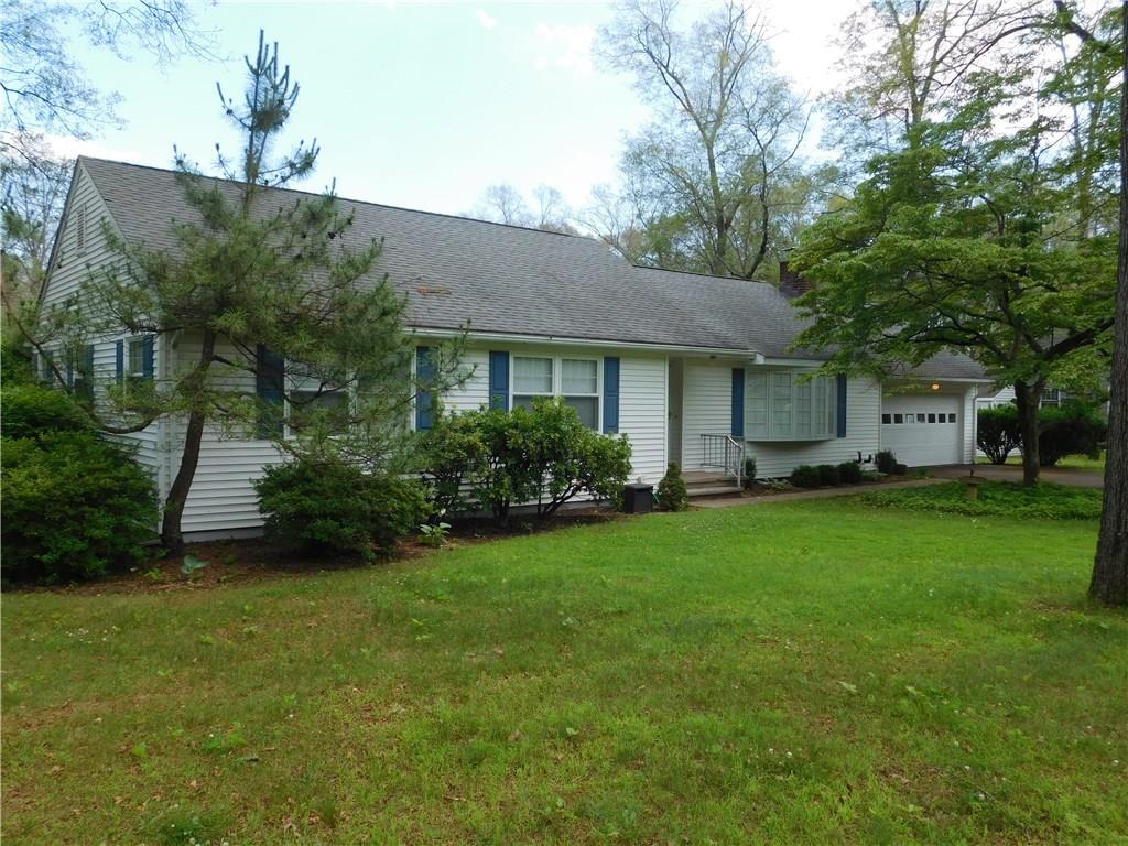 a view of a house with backyard and garden