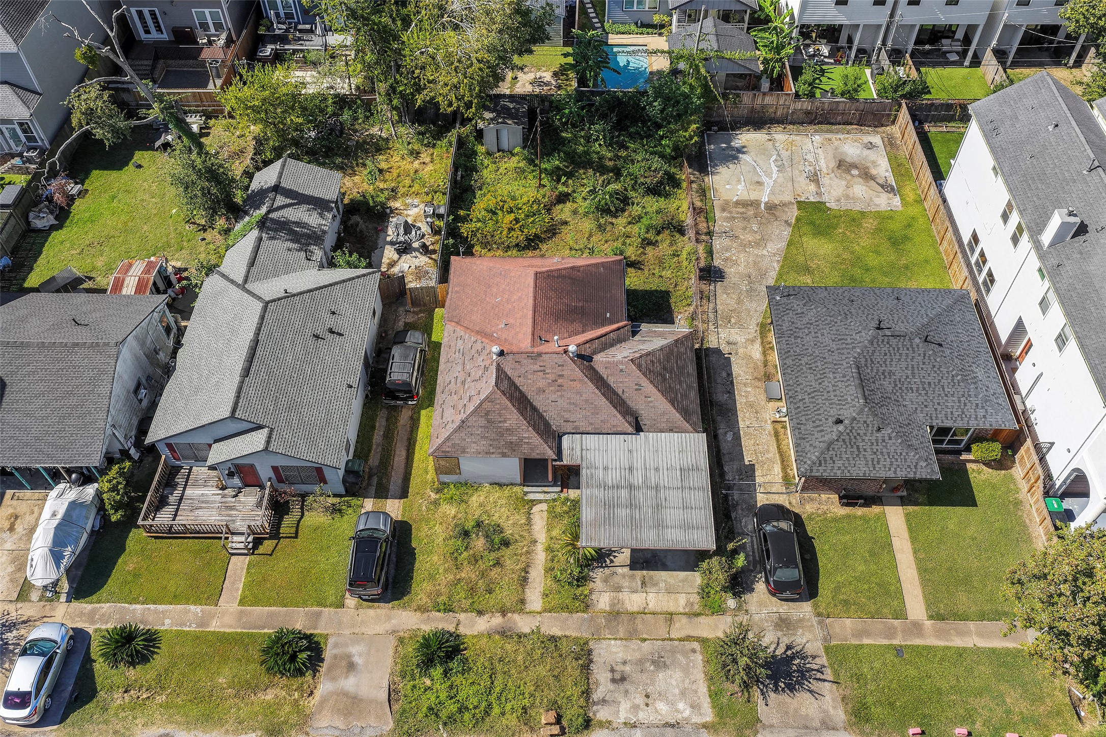 919 Lawrence Street Houston, TX 77008 - Photo 4 of 9 an aerial view of residential houses with outdoor space