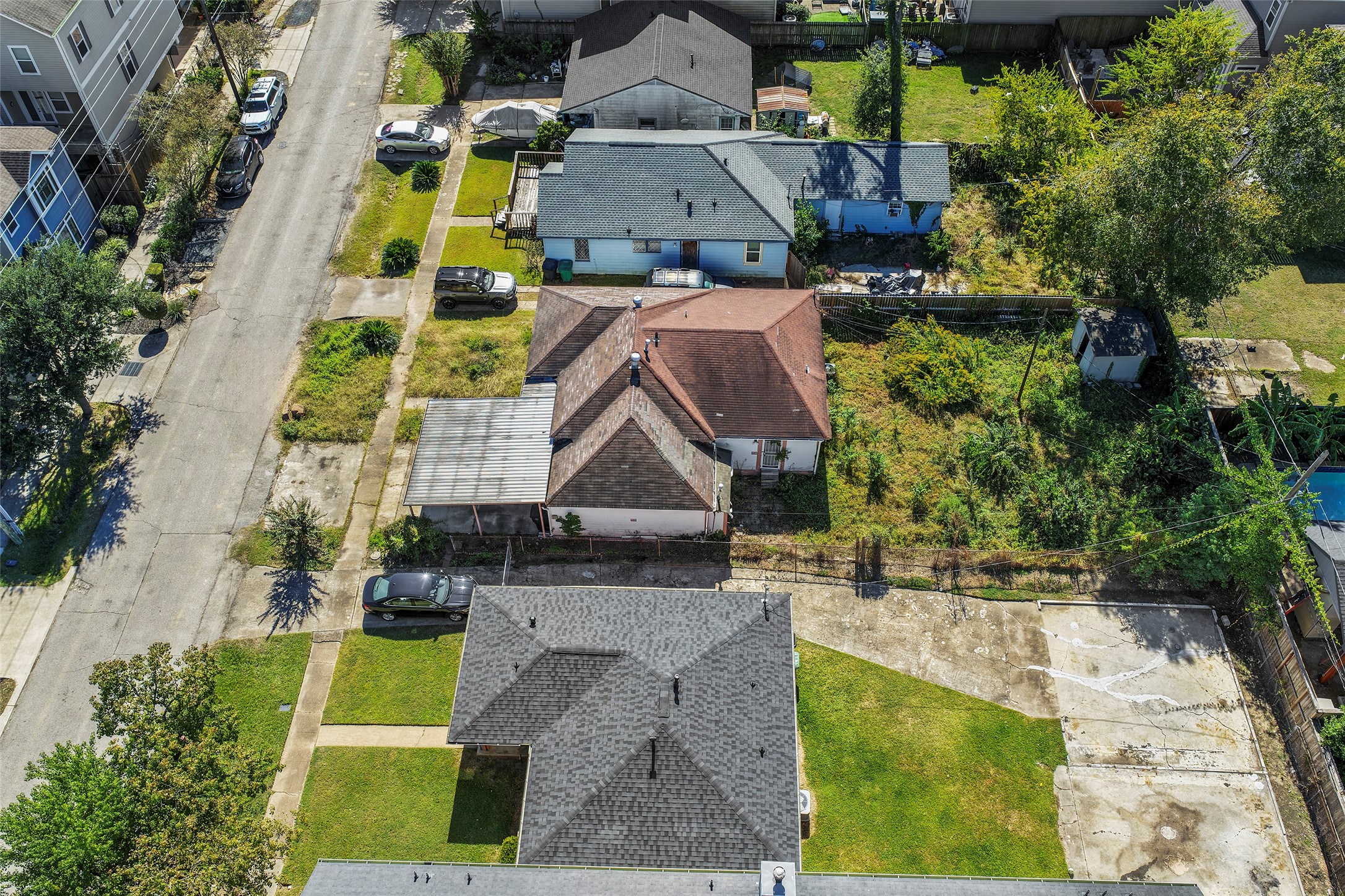 919 Lawrence Street Houston, TX 77008 - Photo 5 of 9 an aerial view of residential houses with outdoor space