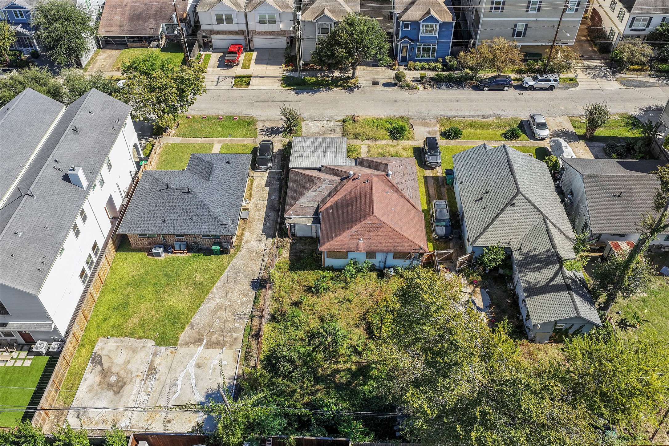 919 Lawrence Street Houston, TX 77008 - Photo 6 of 9 an aerial view of a house with a swimming pool