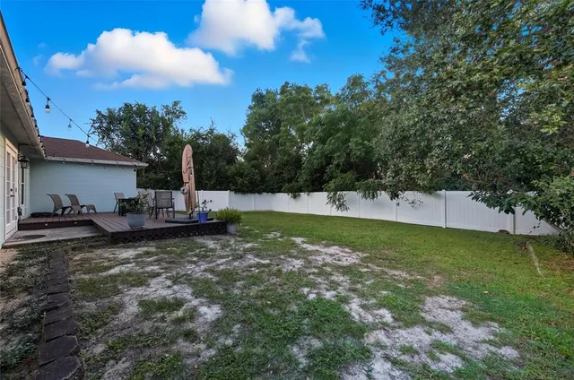 a view of yard with green space