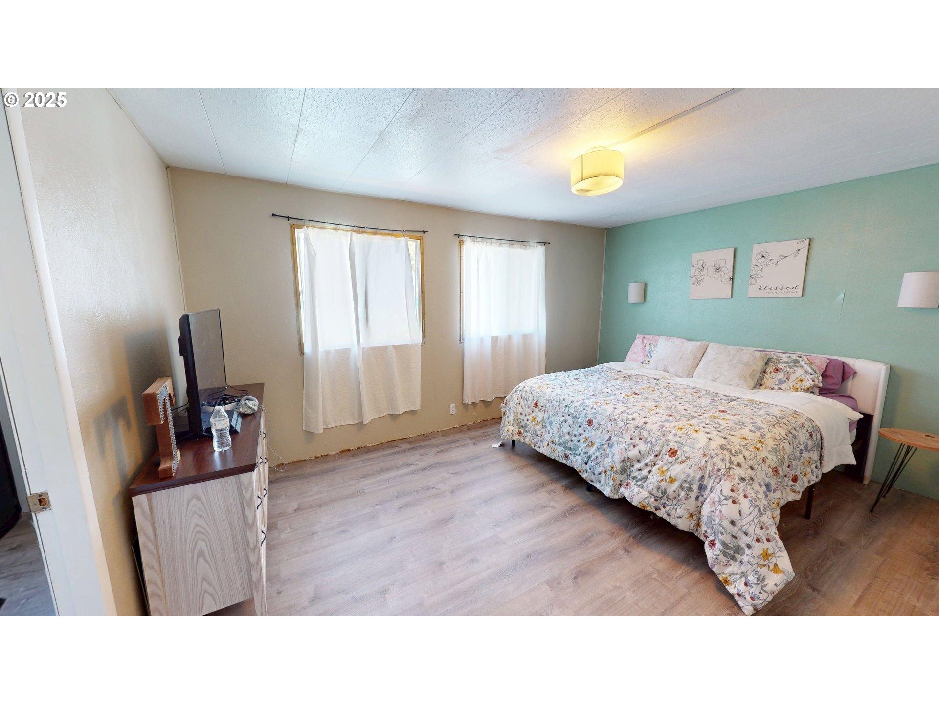 95691 Saunders Creek Road, Unit 13 Gold Beach, OR 97444 - Photo 15 of 27 Owner's Suite Bedroom