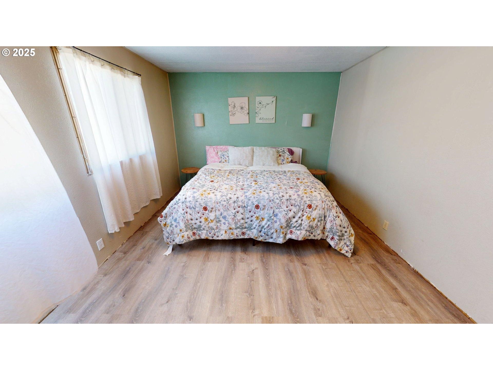 95691 Saunders Creek Road, Unit 13 Gold Beach, OR 97444 - Photo 16 of 27 Owner's Suite Bedroom