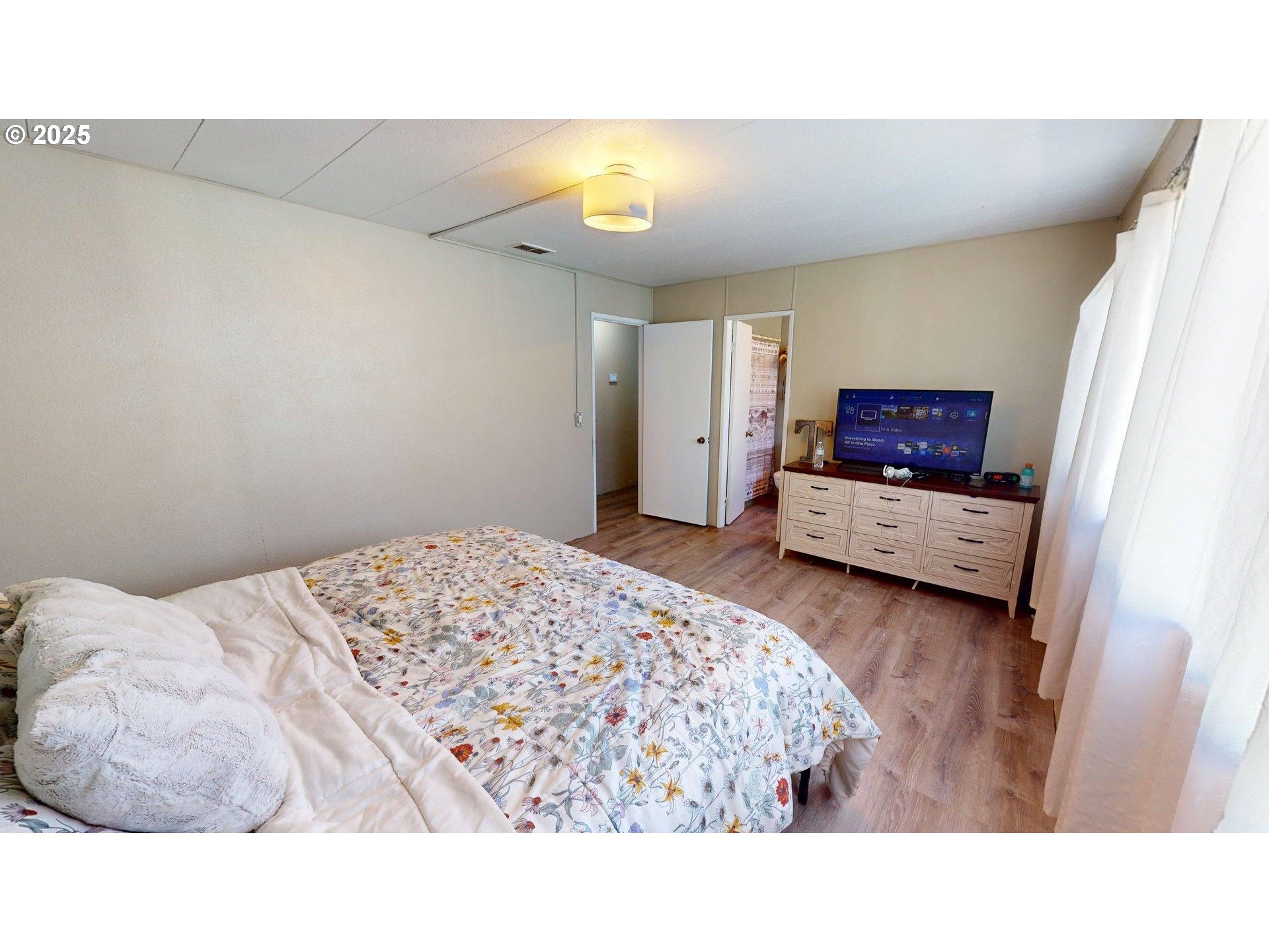 95691 Saunders Creek Road, Unit 13 Gold Beach, OR 97444 - Photo 17 of 27 Owner's Suite Bedroom