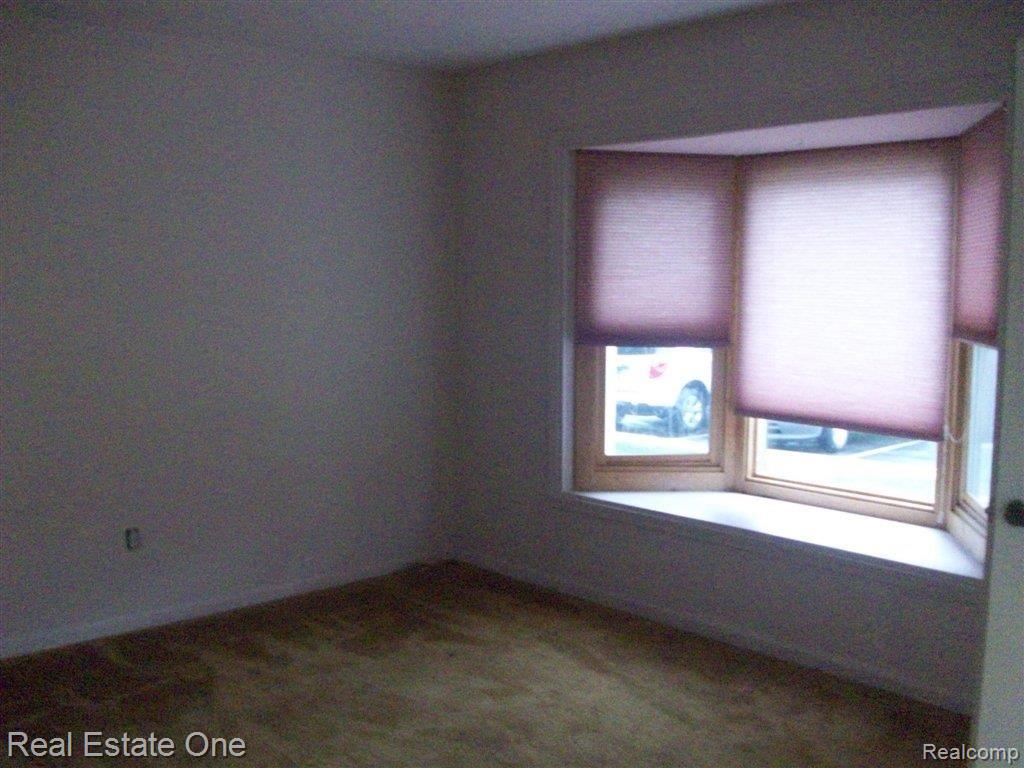 BAYWINDOW IN LIVING RM