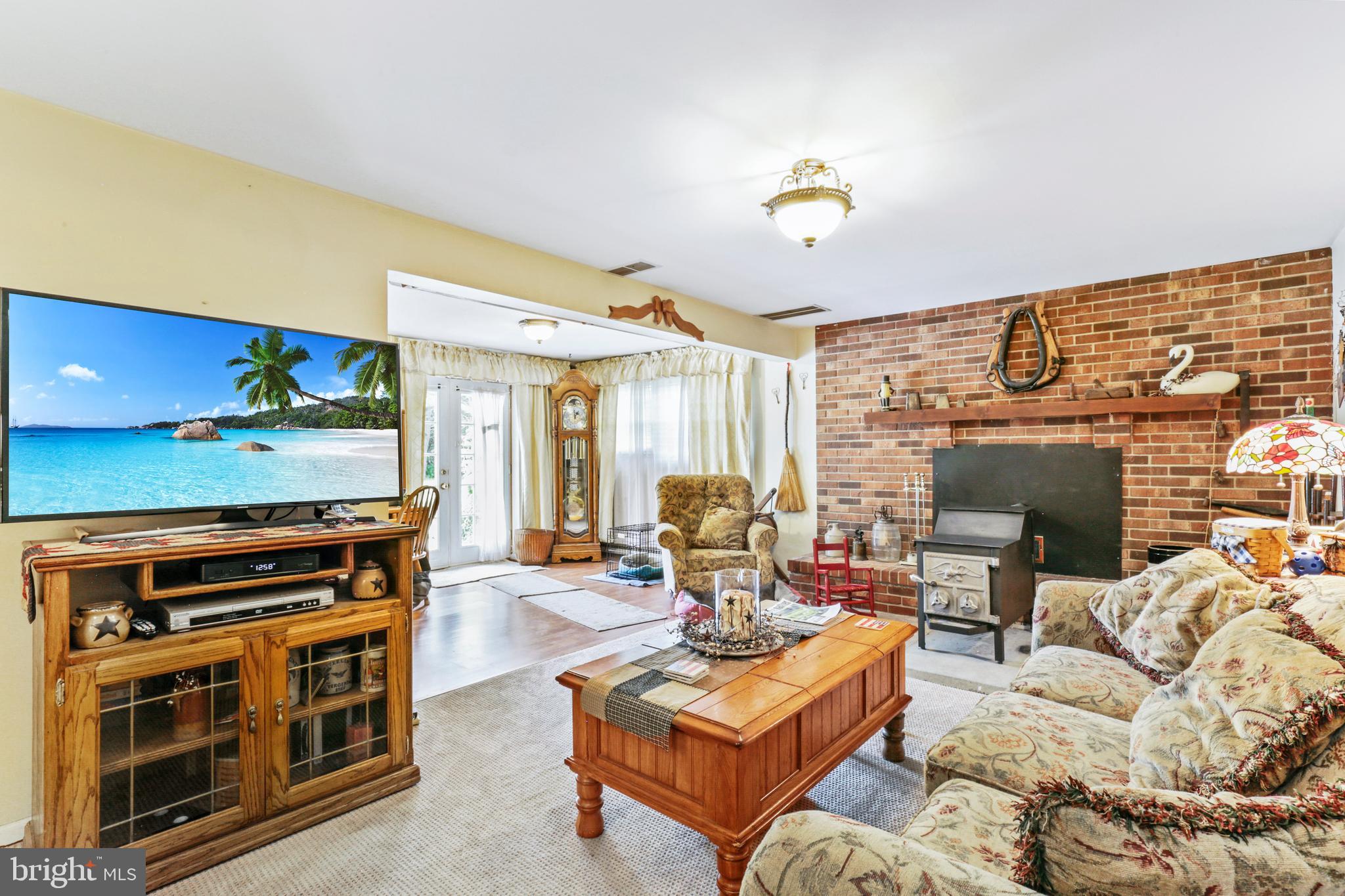 902 West Redwood Road Sterling, VA 20164 - Photo 8 of 19 Gallery Image 8