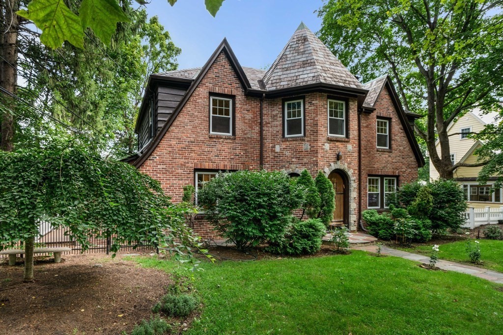 45 Alberta Road Brookline, MA 02467 - Photo 3 of 36