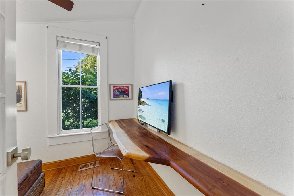 429 Scotland Street Dunedin, FL 34698 - Photo 24 of 78 a room with a bed and a window