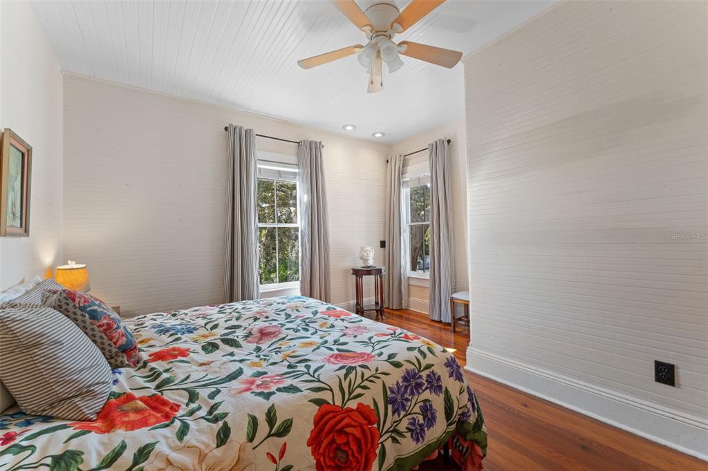 429 Scotland Street Dunedin, FL 34698 - Photo 34 of 78 a bedroom with a bed and a window