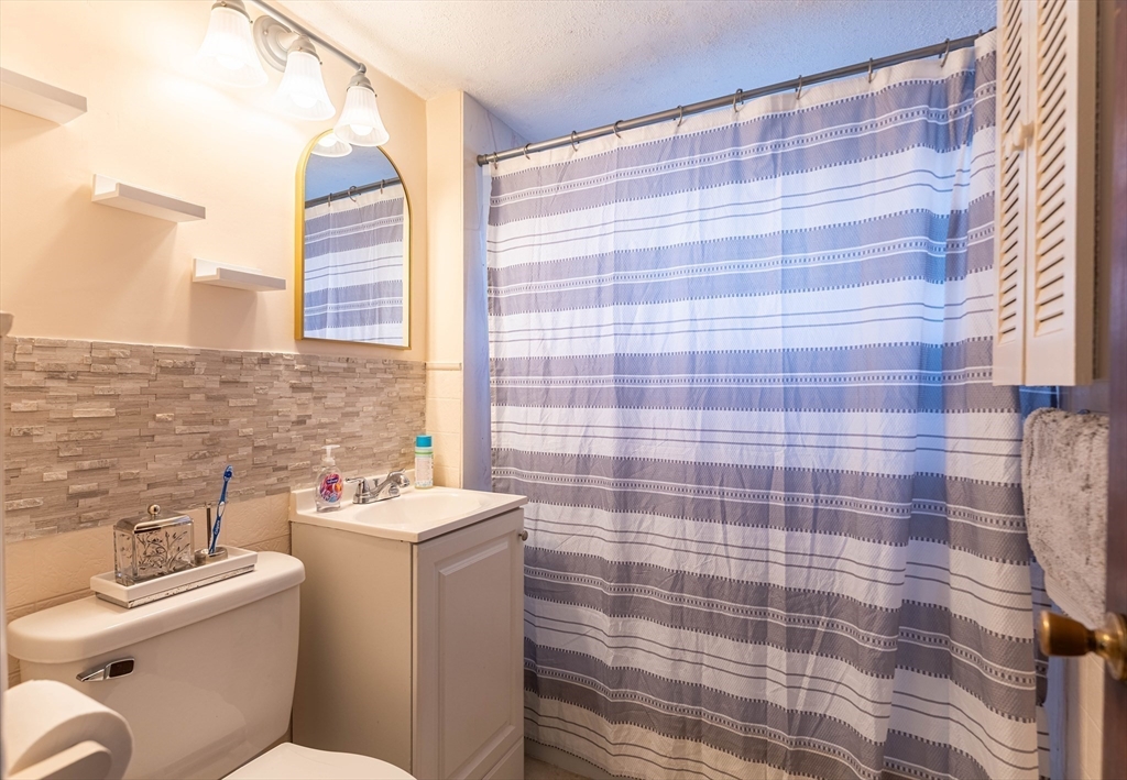 112 Lyons Street Springfield, MA 01151 - Photo 13 of 19