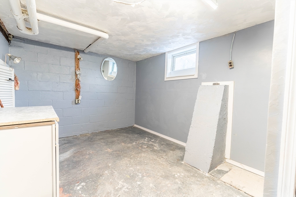 112 Lyons Street Springfield, MA 01151 - Photo 16 of 19