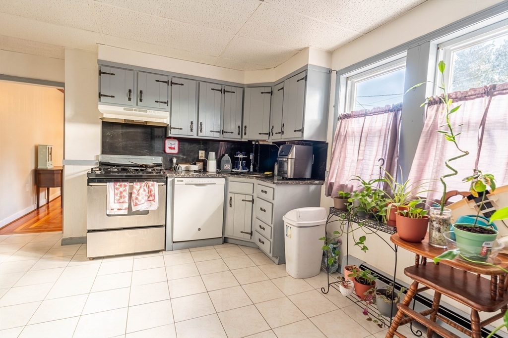 112 Lyons Street Springfield, MA 01151 - Photo 6 of 19