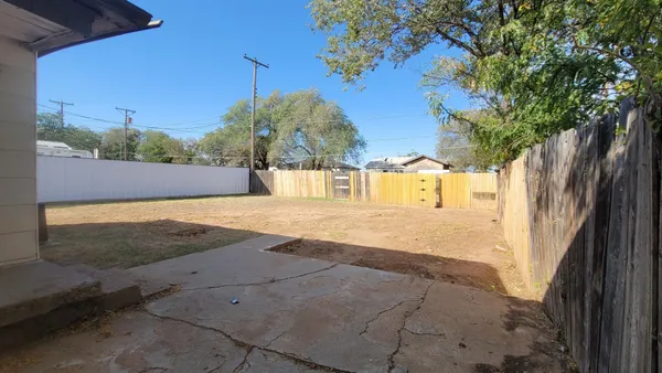 a view of back yard of the house