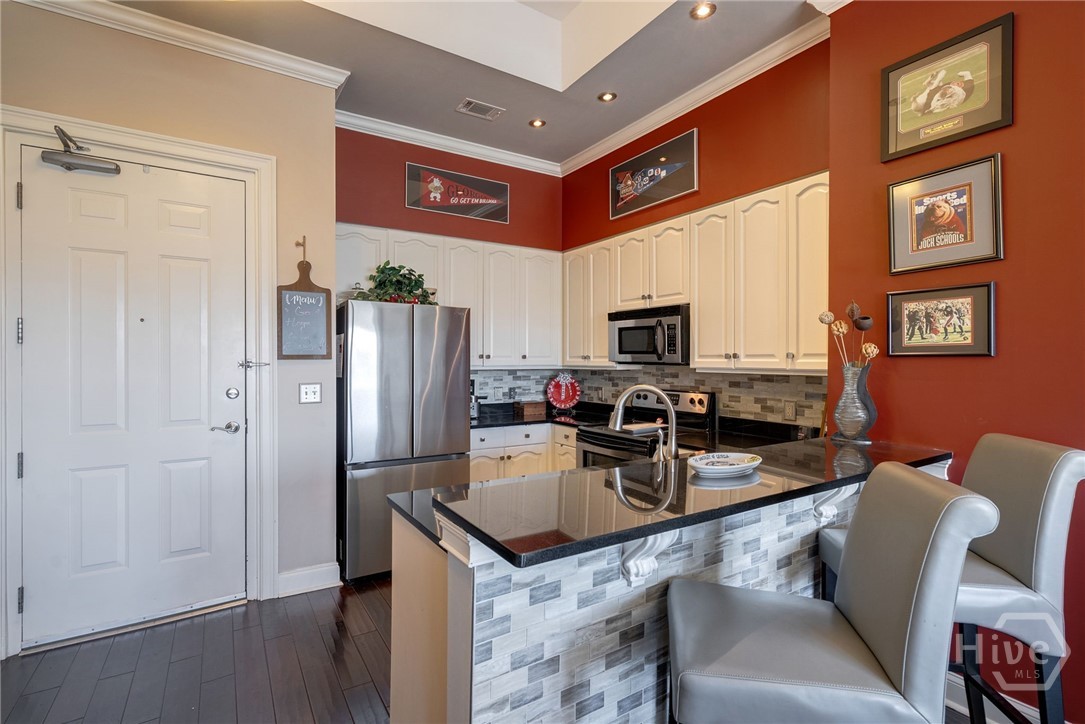 755 East Broad Street, Unit 903 Athens, GA 30601 - Photo 4 of 56 Kitchen with Breakfast and serving counter