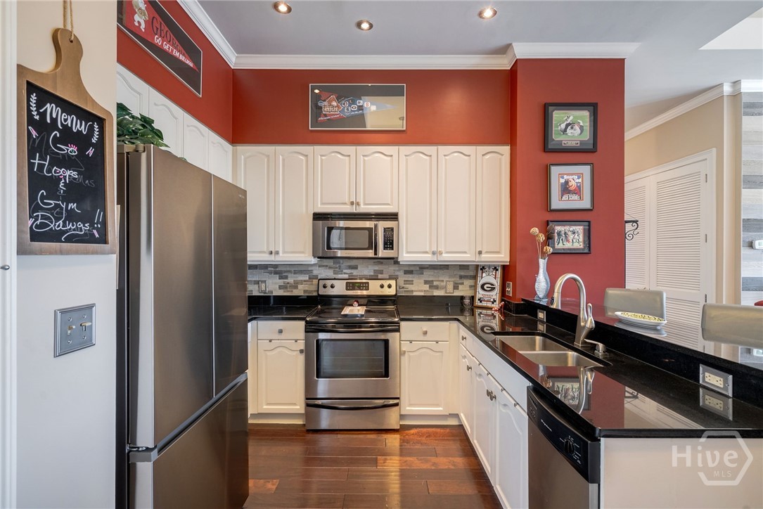 755 East Broad Street, Unit 903 Athens, GA 30601 - Photo 5 of 56 Kitchen with all stainless steel appliances