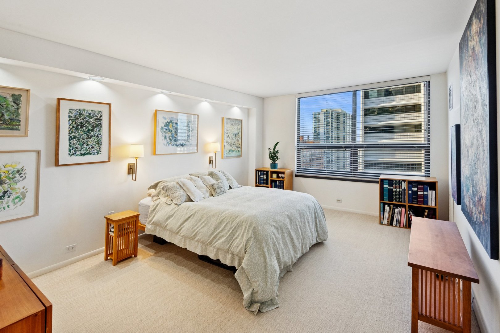 1410 North State Parkway, Unit 18B Chicago, IL 60610 - Photo 20 of 31 a spacious bedroom with a bed and a desk