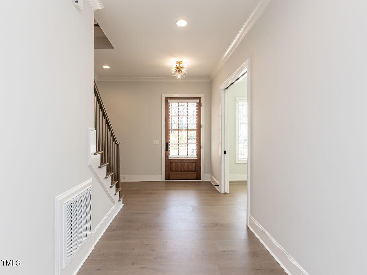005-1280x960-foyer-entry